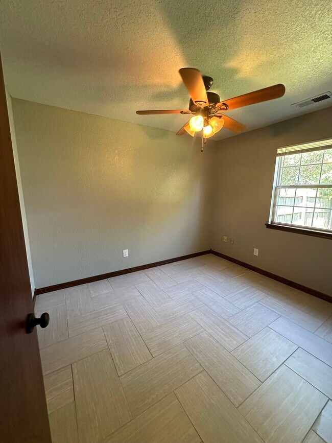 Building Photo - 2605 Briarcliff Dr