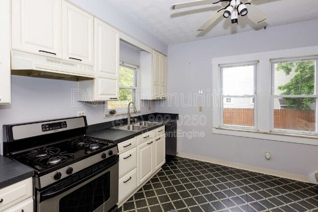 Building Photo - 1584 Maple Rd