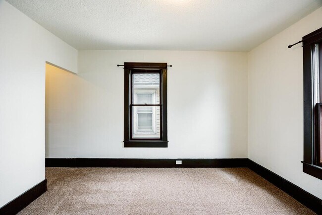 Building Photo - 218 1/2 W 7th