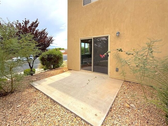 Building Photo - 4 bed, 2.5 bath duplex w/1 car garage