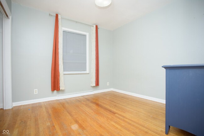 Building Photo - 150 E Beechwood Ln