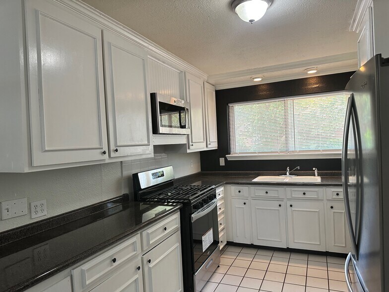 Building Photo - 3401 Princeton Dr
