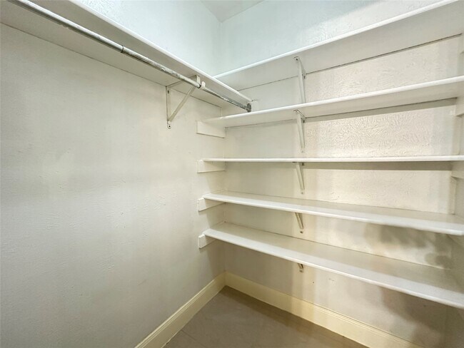 Building Photo - 423 Lee Dr