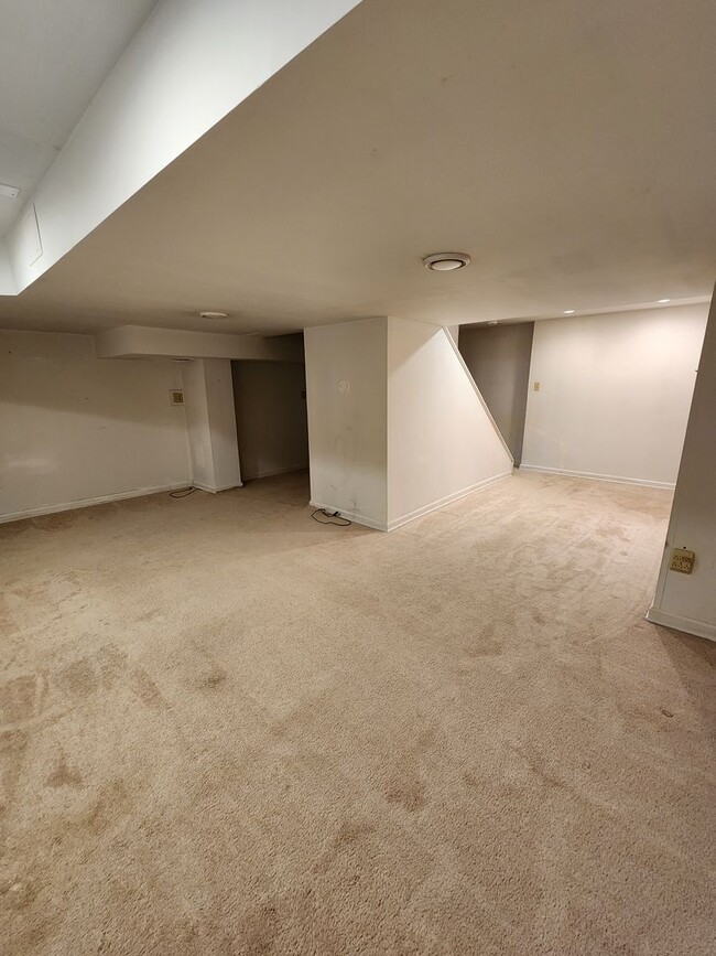 Building Photo - 4 Bedroom Home For Rent in Solon