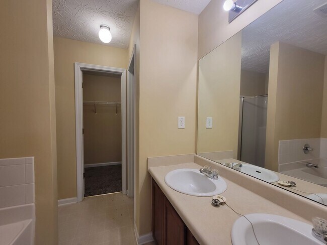 Building Photo - Save Time - Save Money - Beautiful Townhome - New Carpet
