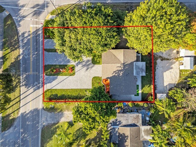 Building Photo - 1075 NE 12th Ave