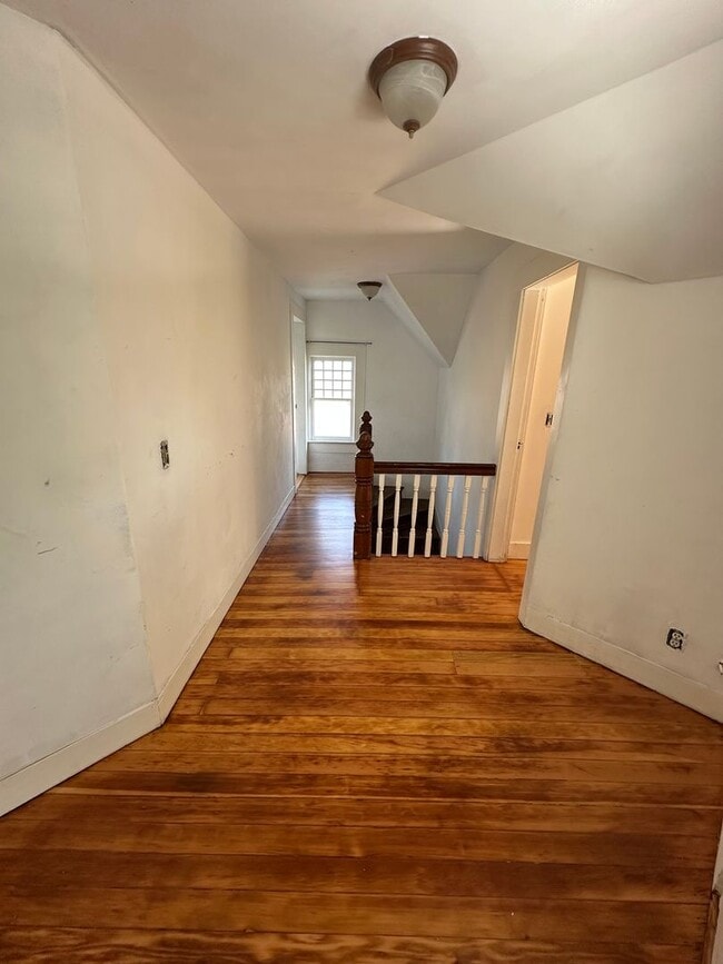 Building Photo - Large 4 bedroom 2 bath home
