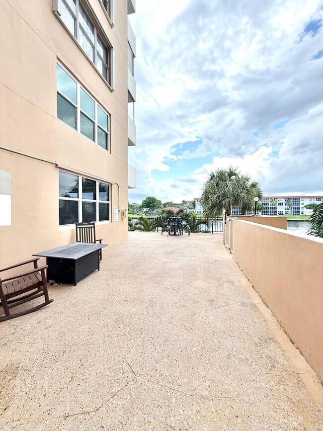Building Photo - 1150 Hillsboro Mile