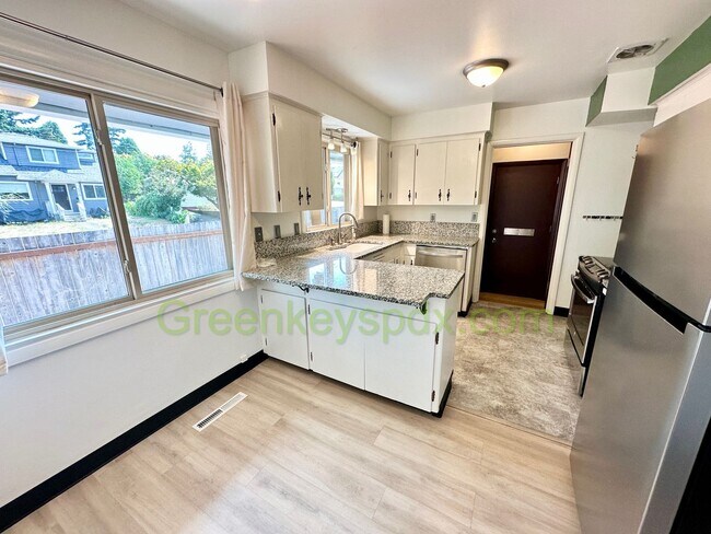 Building Photo - 3-Bedroom, 1.5-Bathroom House in Concordia...