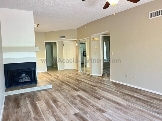 Building Photo - 2 Bdrm/2Bth Townhome