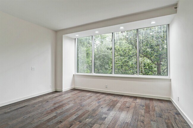 Building Photo - 121 N Post Oak Ln