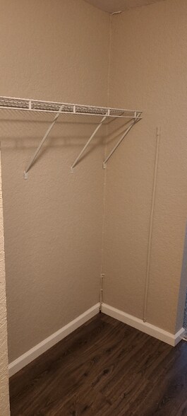 Building Photo - 1625 Kent Des Moines Rd