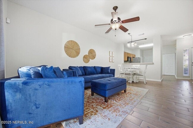 Building Photo - 446 Scrub Jay Dr