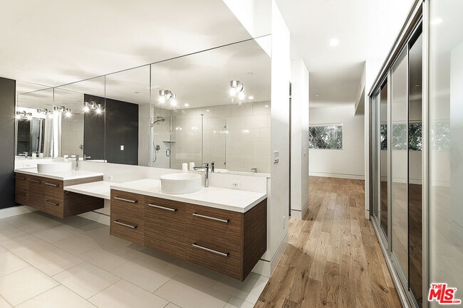 Building Photo - 16540 Moorpark St