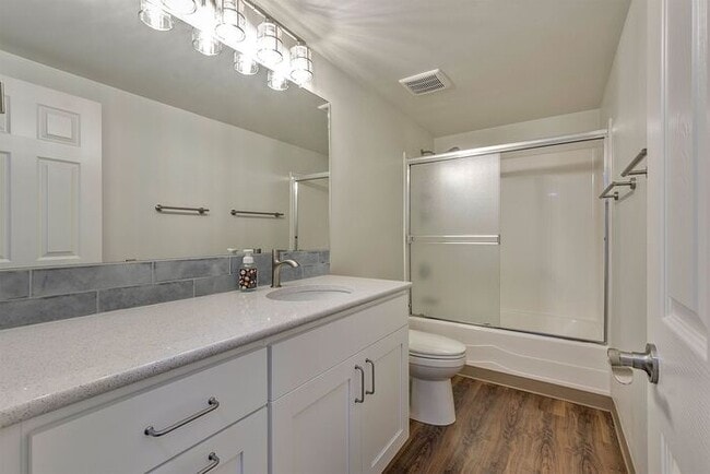 Building Photo - Single Level Ranch Style Home in Singing Woods!