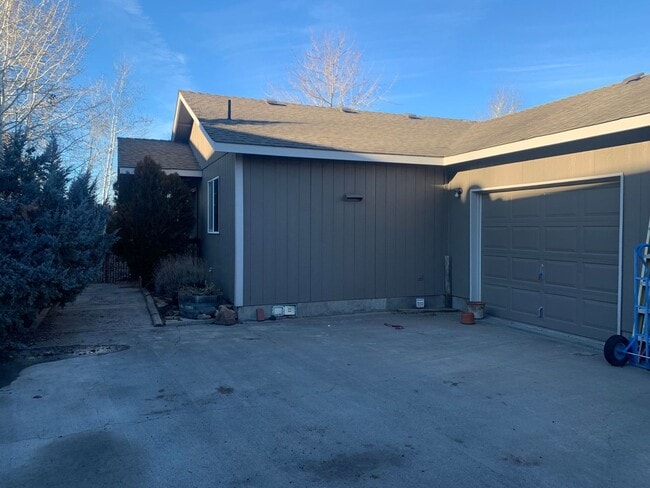 Building Photo - 3333 SW Salmon Ct