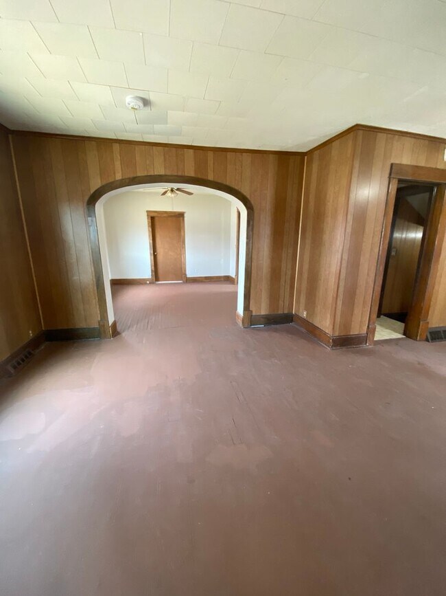 Building Photo - Spacious Home Available Now!