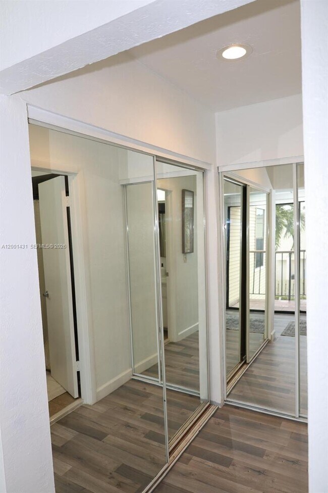 Building Photo - 1569 Shaker Cir