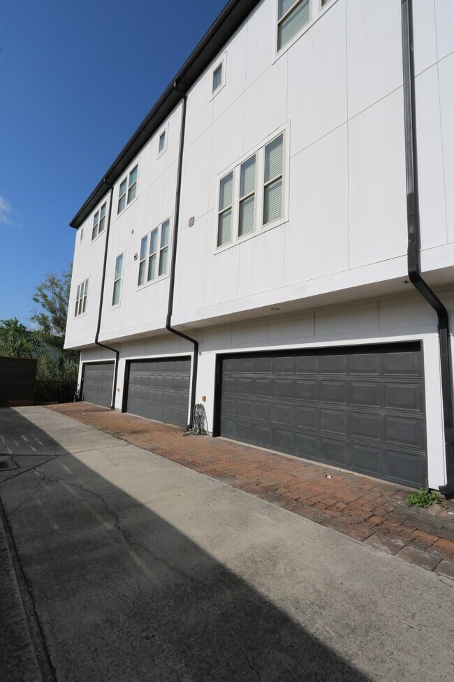 Building Photo - 2033 Fannin Station N