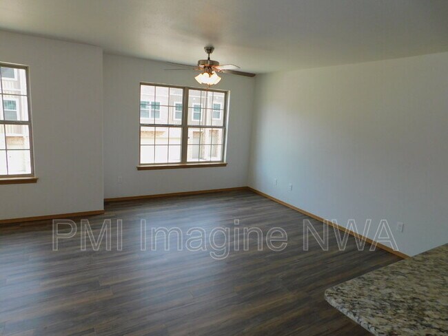 Building Photo - 265 S Rolling Woods Way