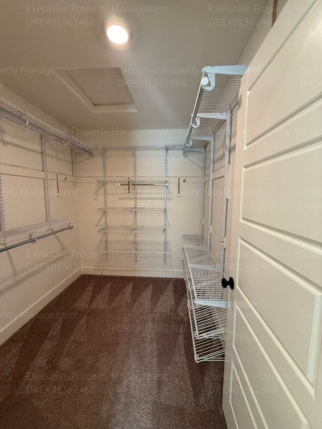 Building Photo - Spacious 4 bedroom/ 3 bathroom home