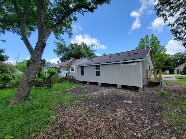 Building Photo - BEAUTIFUL REMODELED 3 BEDROOM 2 BATH IN LA...