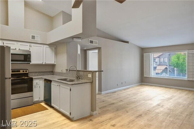 Building Photo - 1575 W Warm Springs Rd