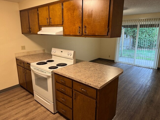 Building Photo - Large single level 2 bedroom 1 bath duplex in Springfield! MOVE IN SPECIAL!