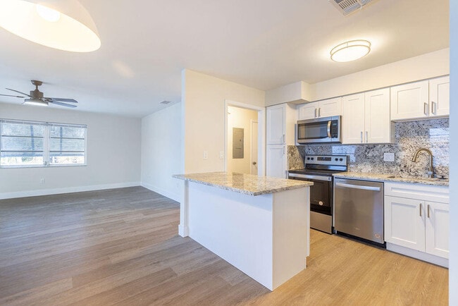 Building Photo - 114 S Lakeside Dr