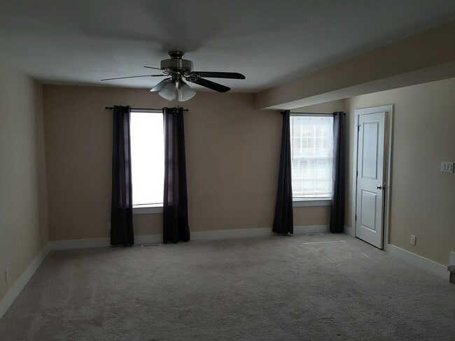 Building Photo - 3 BR/4 BA Townhome - Vineland - Kings Cros...