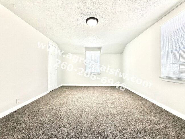 Building Photo - 3 Bedroom House