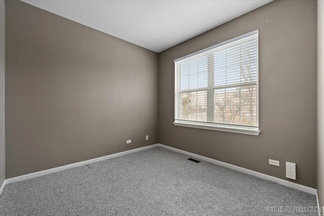 Building Photo - 706 Versailles Pkwy