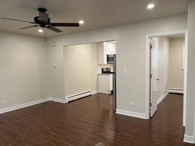 Building Photo - 209 W Maple Ave