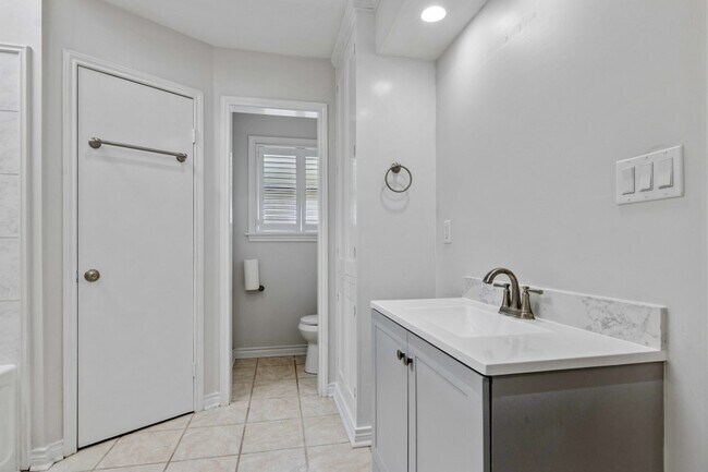 Building Photo - 6915 La Mirada Dr