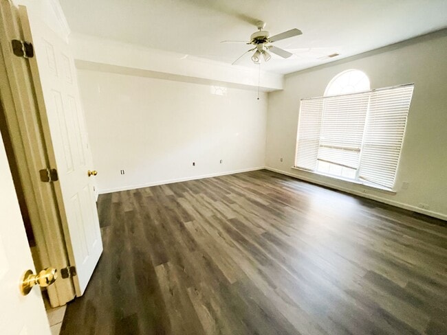 Building Photo - 4 Bedroom 2 Bath Townhouse in Pelham