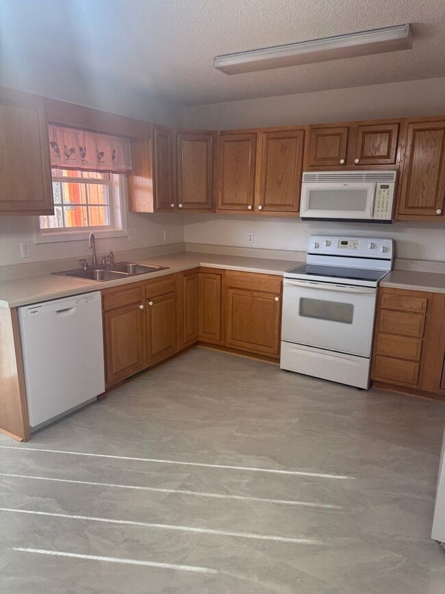 Building Photo - Updated Townhouse In Hunter Hills