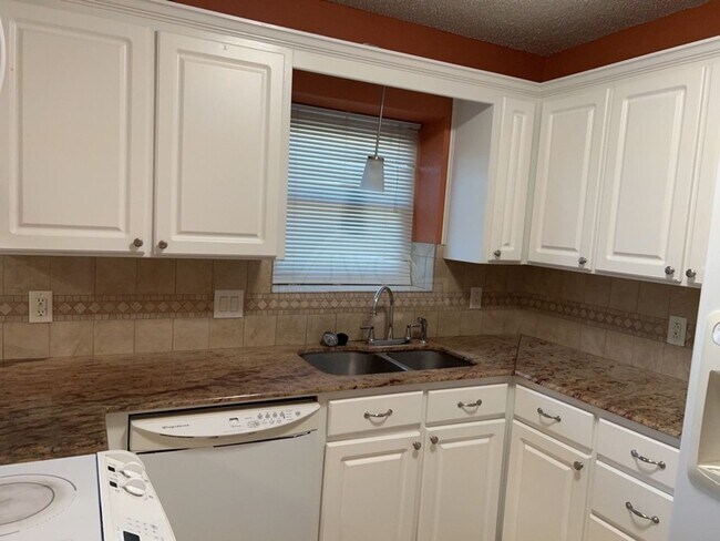 Building Photo - 2733 Phyllis Dr