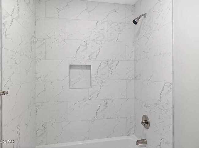 Building Photo - Beautifully Renovated 3B/2Bth Townhome
