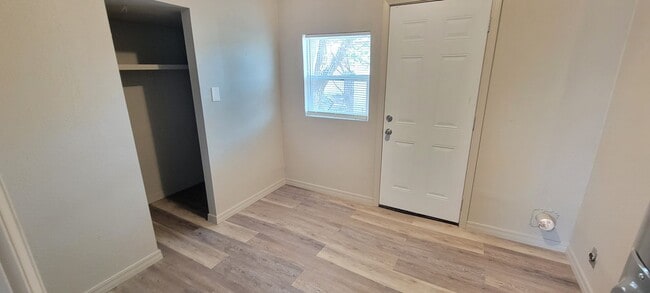 Building Photo - LARGE 2 BEDROOM HOME