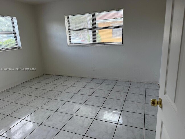 Building Photo - 728 SW 7th St