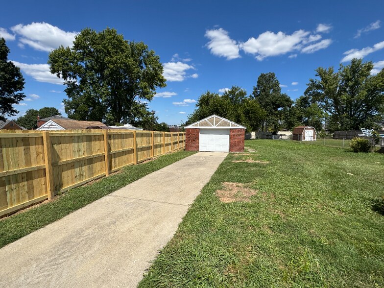 Building Photo - 736 Maple Dr