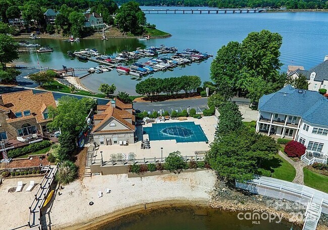 Building Photo - 16516 Plantation Woods Dr