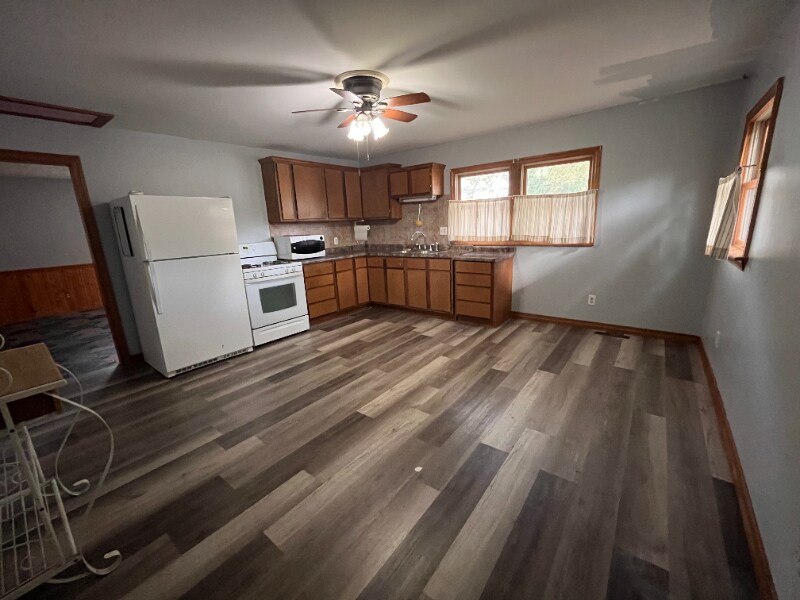Building Photo - 824 Meadow Ave