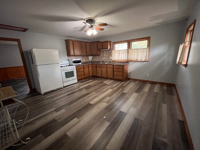 Building Photo - 824 Meadow Ave
