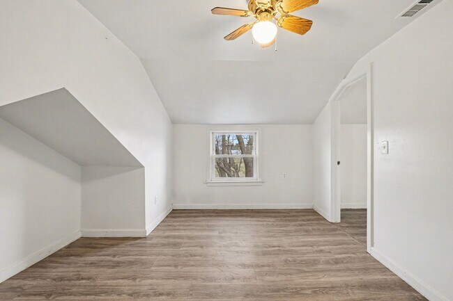 Building Photo - 8009 E Bristol Rd