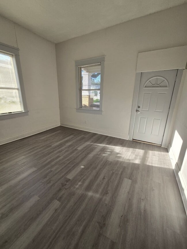 Building Photo - SPACIOUS 3 BEDROOM 1.5 BATHROOM APARTMENT ...