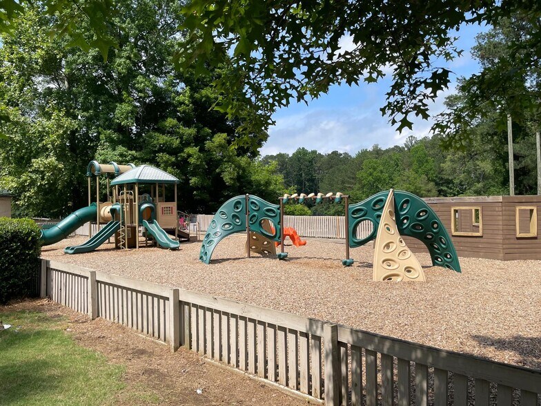 Building Photo - 446 Ravine Dr