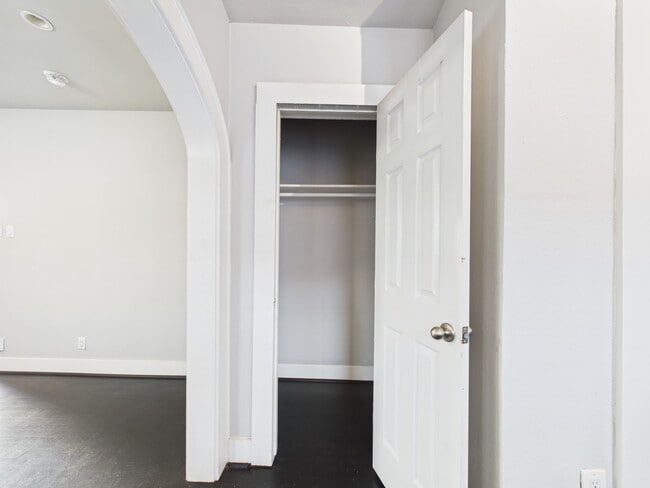 Building Photo - 605 Enid St