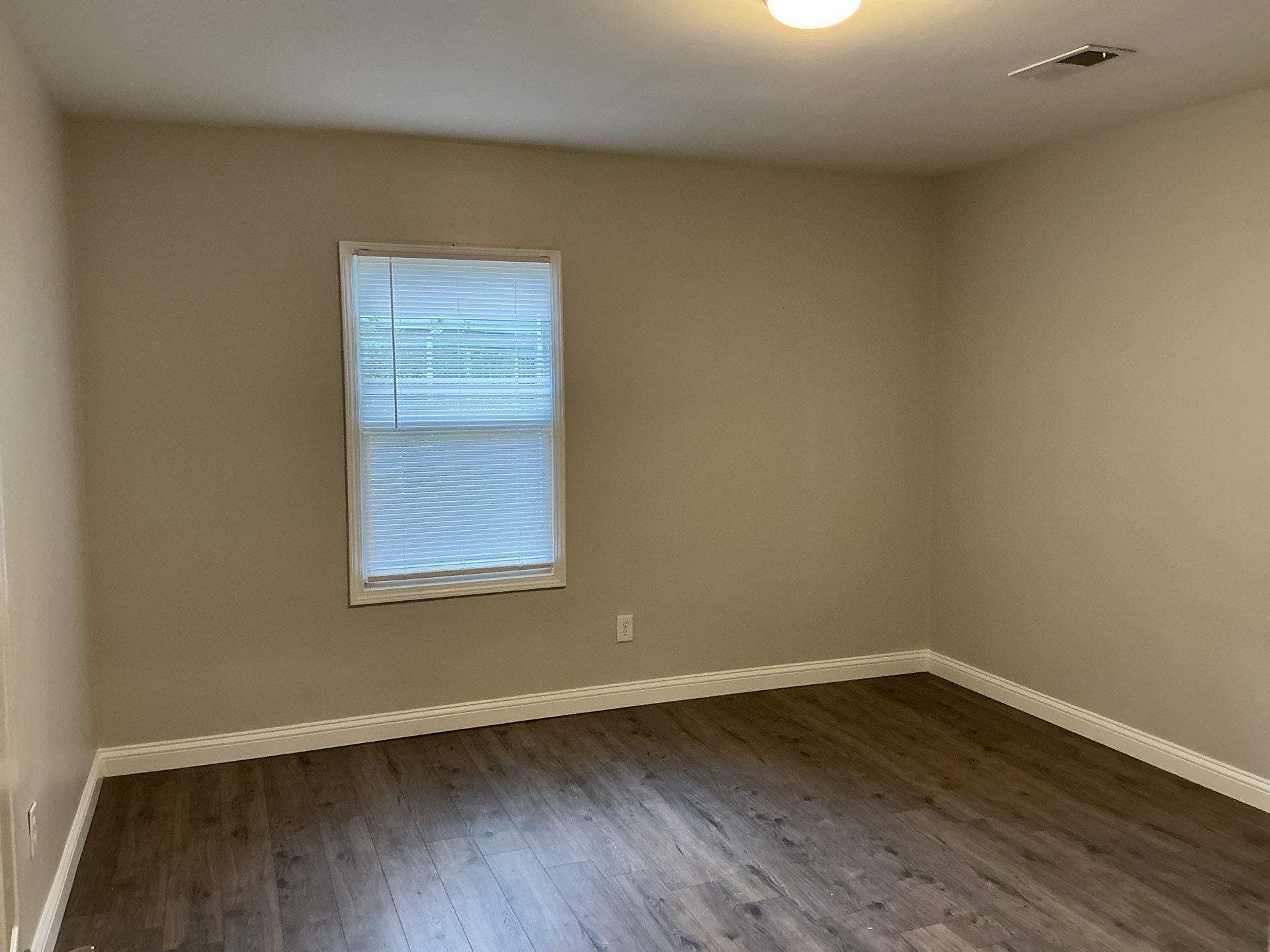 Building Photo - 121 Iris Dr