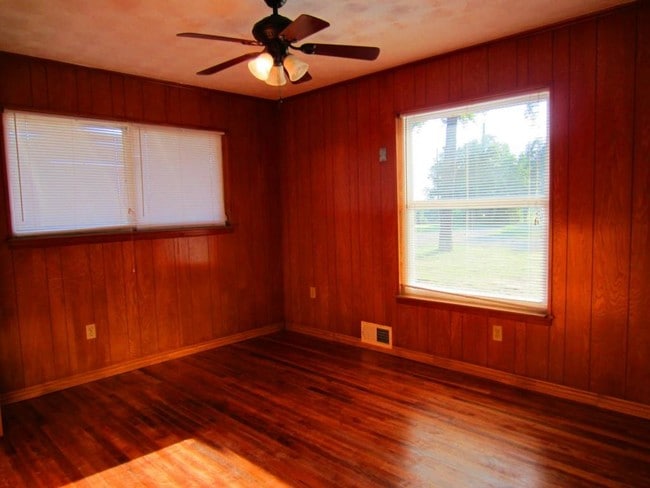 Building Photo - 1450 Highland Village Rd